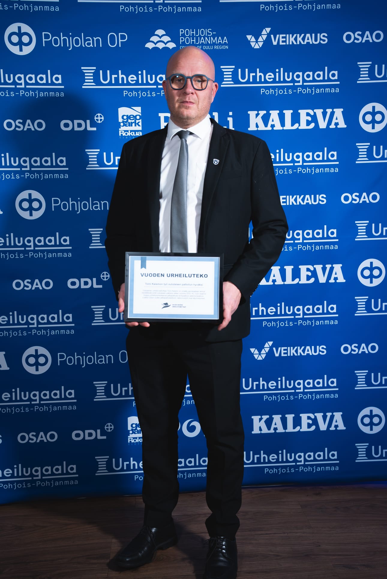 AC Oulun pääomistaja ja hallituksen puheenjohtaja Tomi Kaismo pokkasi Oulun Seudun Urheilutoimittajien palkinnon vuoden urheiluteosta.