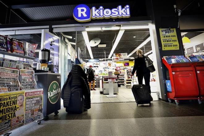 Seinäjoen rautatieasemalla voi jättää laukkuja rajallisesti R-kioskin hoteisiin. Kesäkaudella turistit tarvitsisivat esimerkiksi Provinssin aikaan ympäri vuorokauden saatavilla olevan säilytysmahdollisuuden. KUVA: JANINA SAARELA