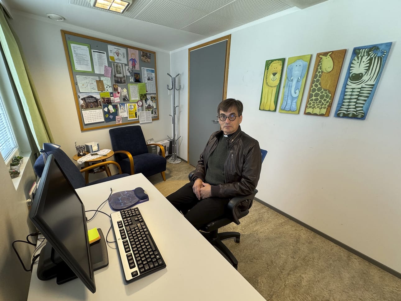Rovasti Kalle Luhtasela on työskennellyt Oulaisten seurakunnassa jo noin vuoden vt. kappalaisena. Tuomiokapitulin tekemällä tuoreella päätöksellä hän saa jatkaa työtään ainakin vuoden 2027 elokuun loppuun saakka.