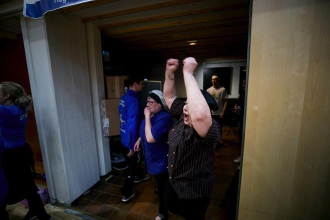 Satu Mannila ja Paula Niemi elivät jännittäviä hetkiä KLL:n painikisoissa Vaasassa lauantaina ja sunnuntaina. Mannilan lapset Nestori ja Serafia painivat kultaa. KUVAT: JAAKKO ELENIUS