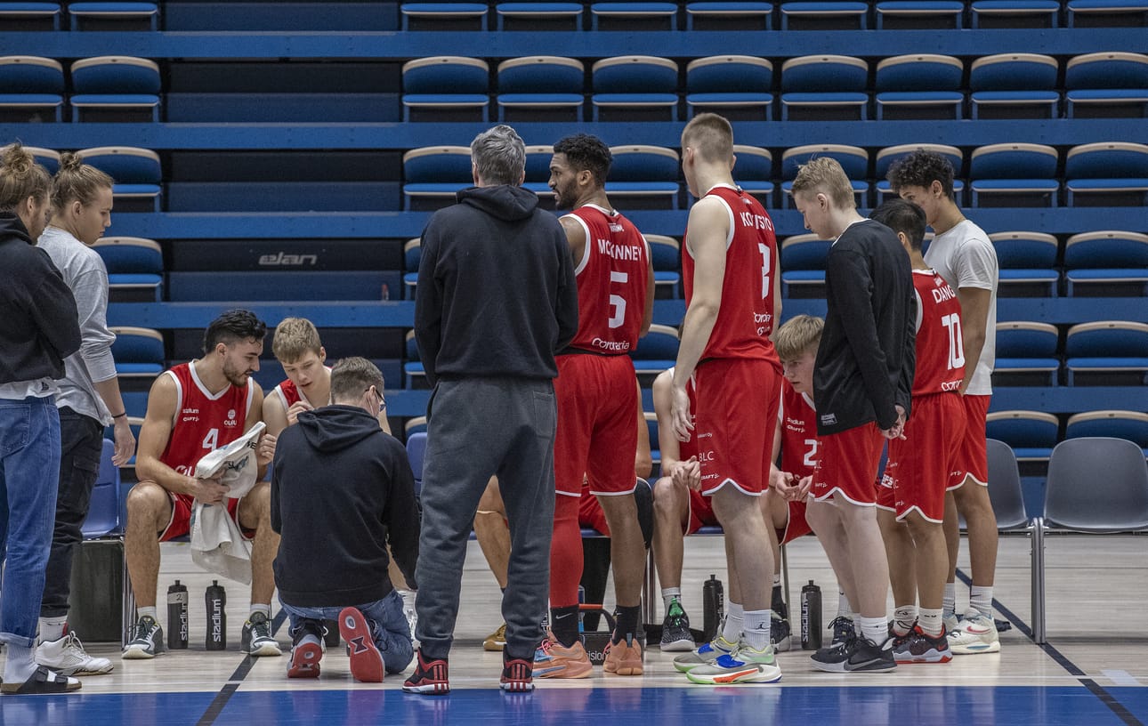 Juha Valkaman luotsaama Oulu Basketball taipui vieraskentällä Tapiolan Hongalle vaivaisella pisteellä.
