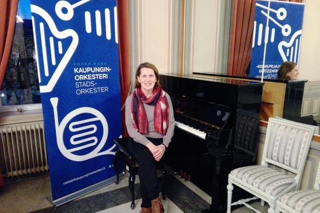 Marjatta Larimo toimii Vaasan kaupunginorkesterin kannatusyhdistys Bravon puheenjohtajana. Hän haluaa houkutella klassisen musiikin pariin uusiakin kuulijoita. Kuva: Pia Timberg