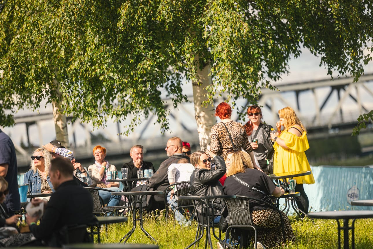 Laituri-lava rakentuu festarialueilla vesistön rauhaan tarjoten myös istuskelutilaa festivaalikansalle.