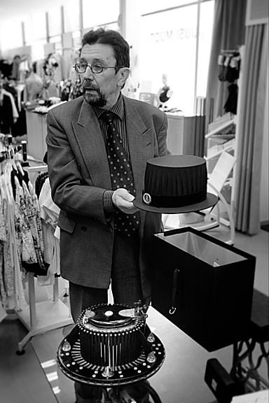 Christer Melander esittelee formaattoria ja valmista tohtorinhattua. Melanderin mukaan valmis hattu on sekä käsityön taidonnäyte että vapauden symboli.