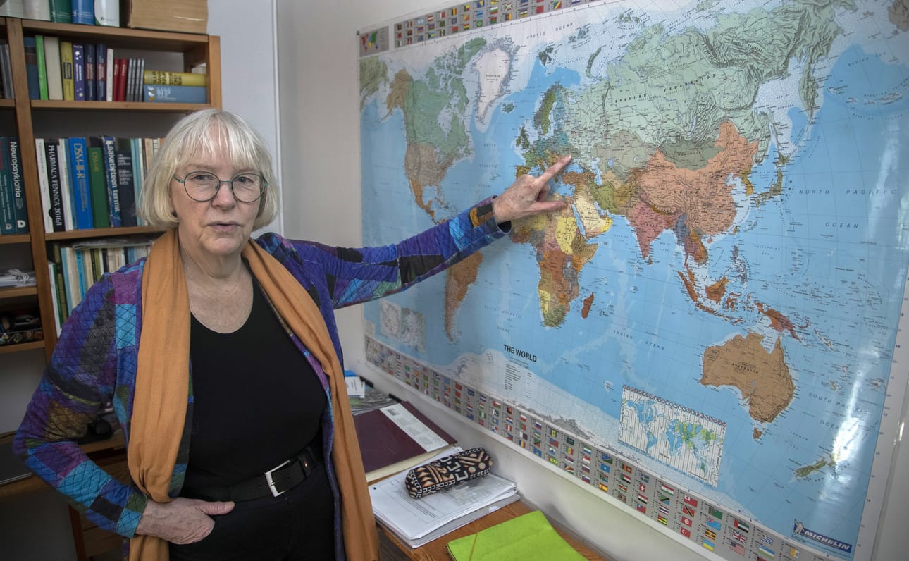 Ydinaseita vastustava lääkäri Kati Juva osoittaa maailmankartalta Ukrainaa. Venäjä on uhkaillut ydinaseiden käytöllä, jos muut maat puuttuvat Venäjän hyökkäykseen Ukrainassa.