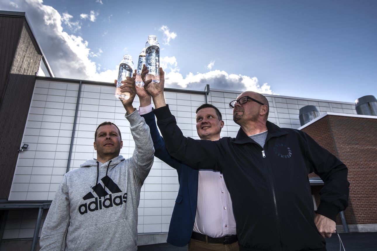 Sami Moilanen Evolta ja Marko Säkkinen sekä Raimo Lohilahti Pallo-karhuista kohottavat Evon vesijohtovettä, Kuusamon kirkasta, Evo-areenan uuden nimen kunniaksi.