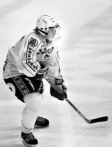 Janne Niinimaa oli 1990-luvun alun teinisensaatio. Jääliläinen nostettiin C-junioreista suoraan Kärppien edustusjoukkueeseen.