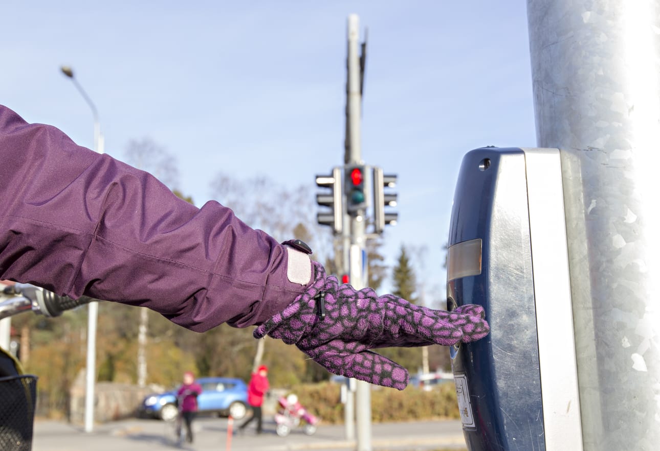 Liikennevalojen painonappi on välttämätön paha, jota monet tienkäyttäjät eivät haluaisi käyttää.