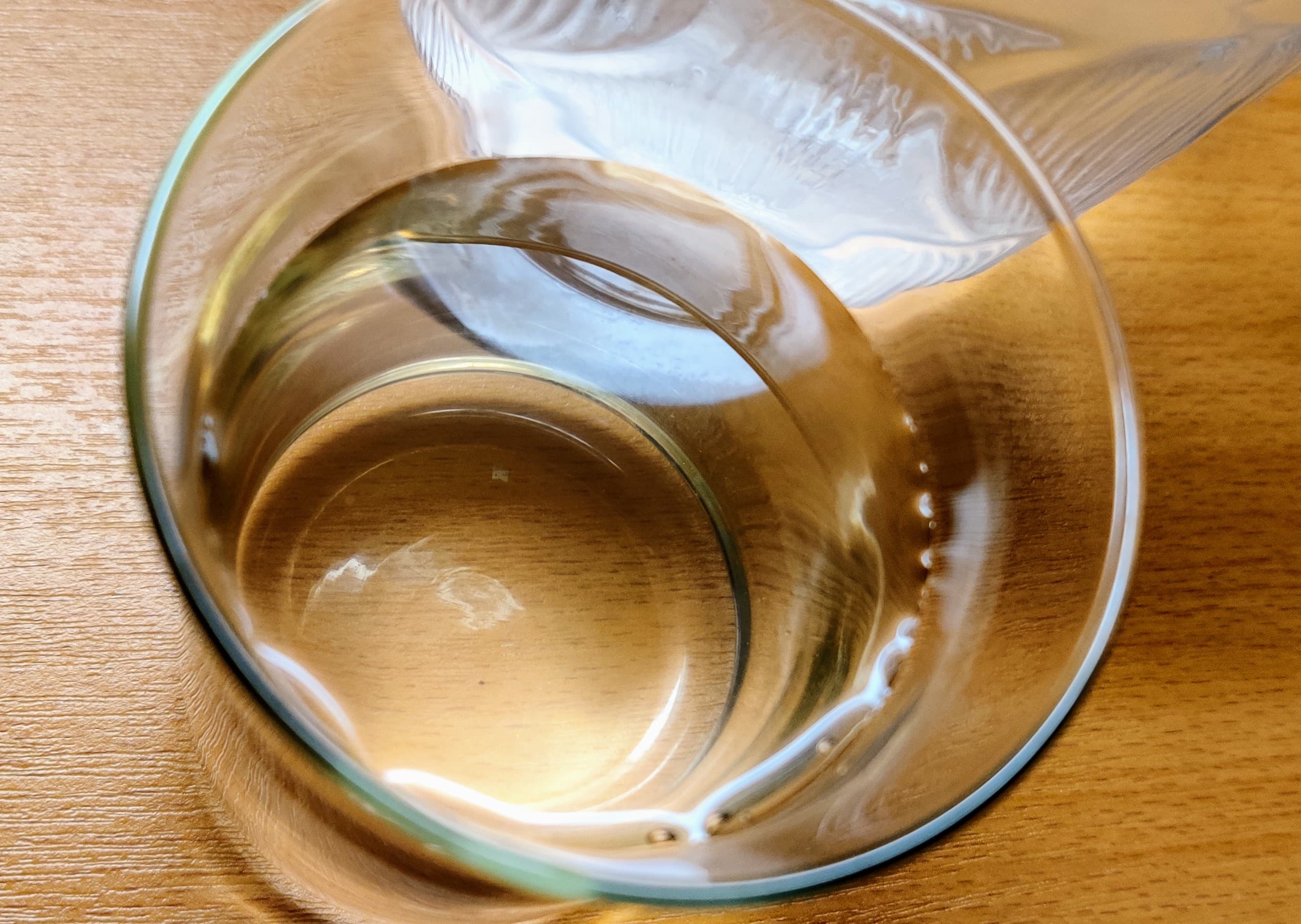 Koivu on yksi tärkein mahlan tuottajapuu. Sopivaan aikaan kerätty mahla näyttää lasissa vedeltä. 
