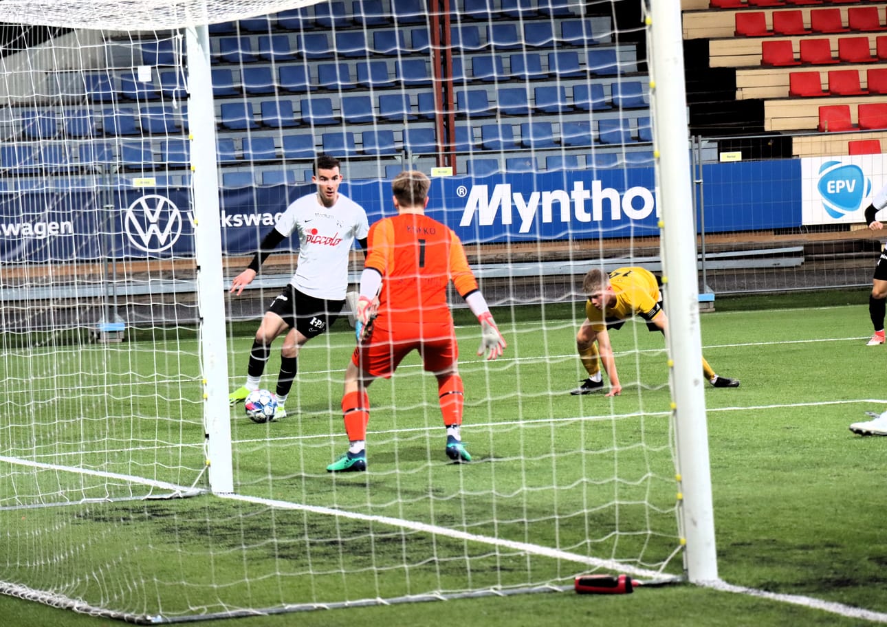 Tämä oli tahti VPS-Akatemian ja FC Ylivieskan ottelussa keskiviikkoiltana Vaasassa: VPS teki maalit ja FC Ylivieska sai ihmetellä. Vastustajan maalivahdille Ville Kokolle ilta oli karu.