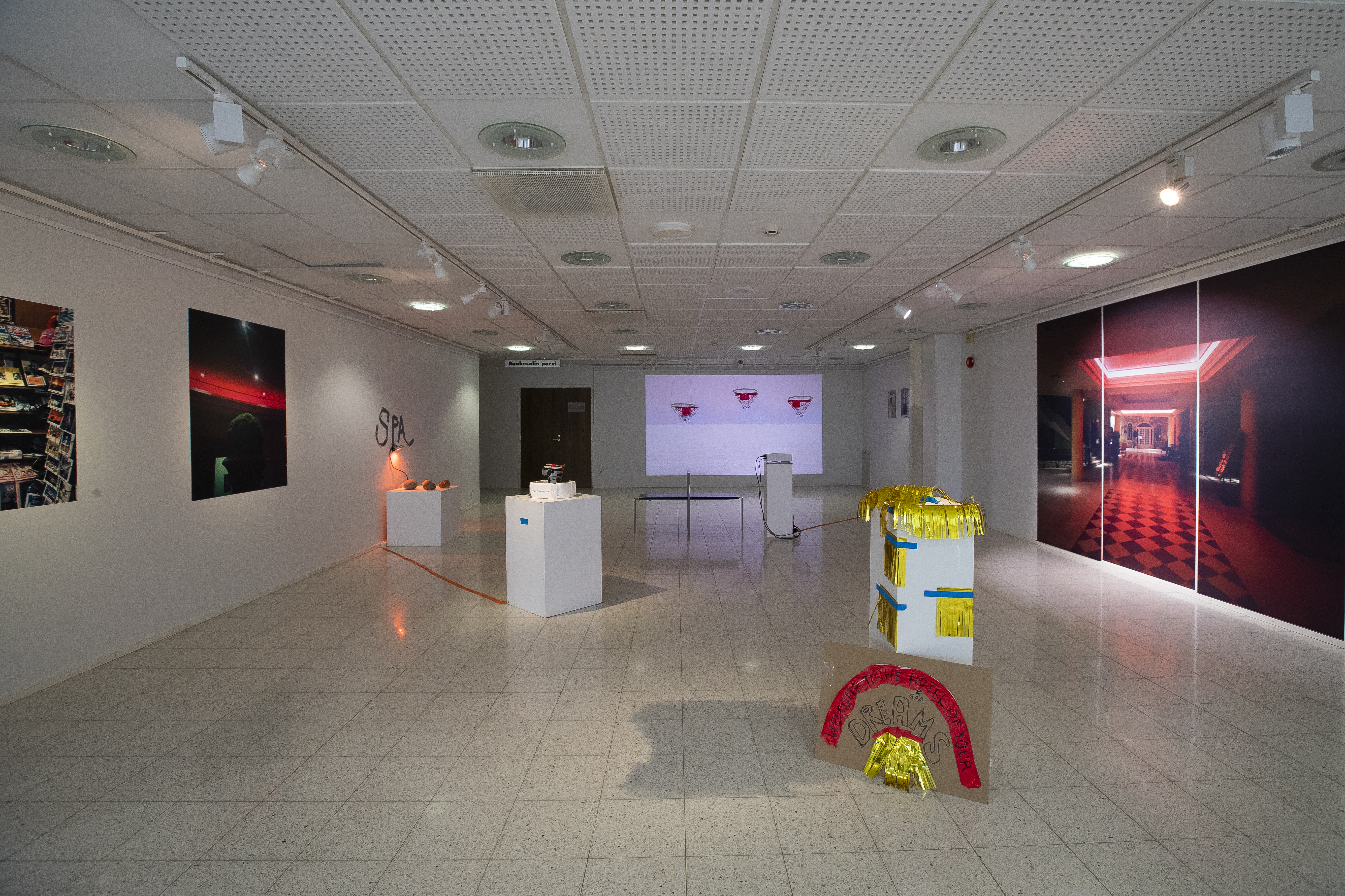 Sofi Häkkisen ja Riku Niemisen ihastuivat galleria Myötätuulen tilaan, jonka lattia muistuttaa etäisesti luksuslomakohteista. 