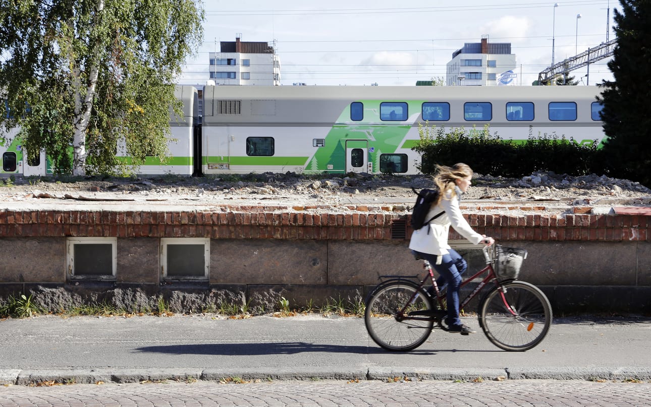 Matkakeskuksen tieltä Rautatienkadulta on purettu tämän vuoden aikana useita rakennuksia, muun muassa VR:n punatiilitalo ja kivikukko.