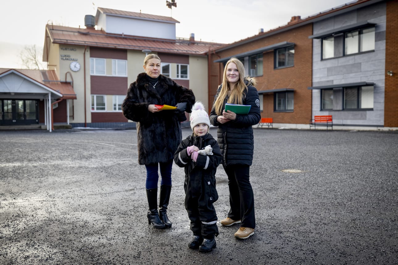 Krista Ala-Mutka ja Ariella-tytär jakoivat koulukulkueen esitteitä Seinäjoen kaupunginvaltuutetulle Piia Kattelus-Kilpeläiselle (kd.). – Ideana on marssia hyvällä mielellä, sillä vaadimme positiivista ilmapiiriä aiheen ympärille ja toivomme, että ihmiset olisivat kehittämismyönteisiä, Ala-Mutka sanoo.