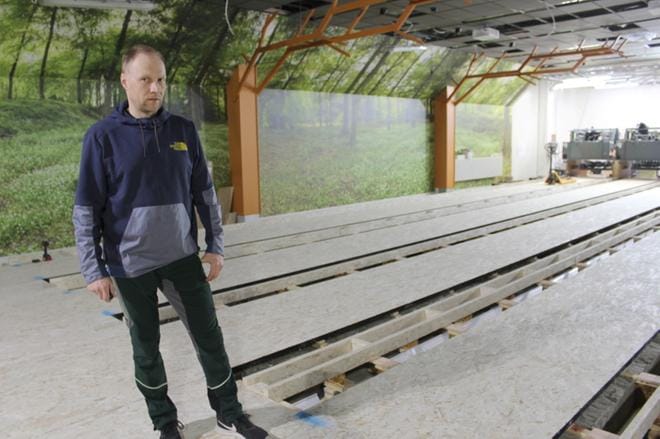 Luonto on Ähtärin viime vuonna valmistuneessa keilahallissa voimakkaasti esillä, esittelee liikuntakoordinaattori Janne Muhonen. ARKISTOKUVA: MINNA HIIRONEN