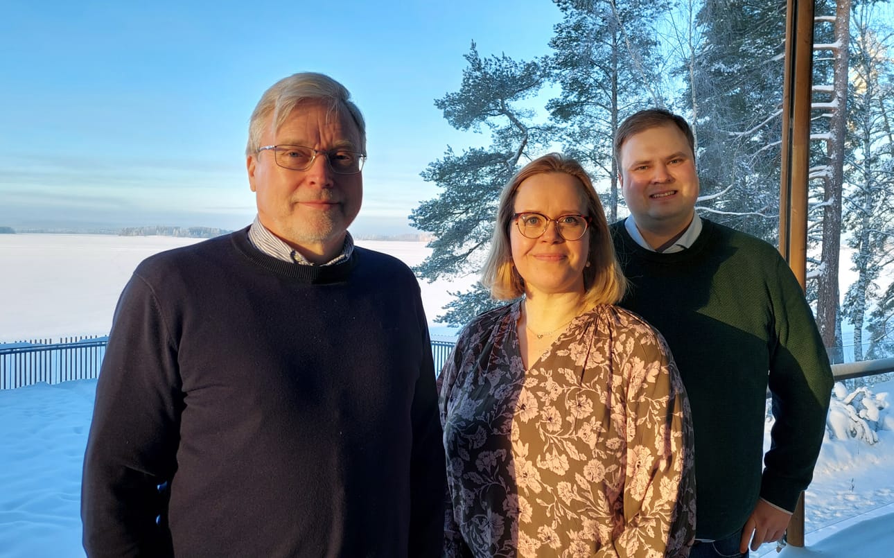 Mauri Haapasaari, Katja Urrila ja Aapo Petäjäniemi tapasivat maanantaina Mikrosta milliin -hankkeen käynnistymisen tiimoilta Kuortaneen urheiluopistolla.