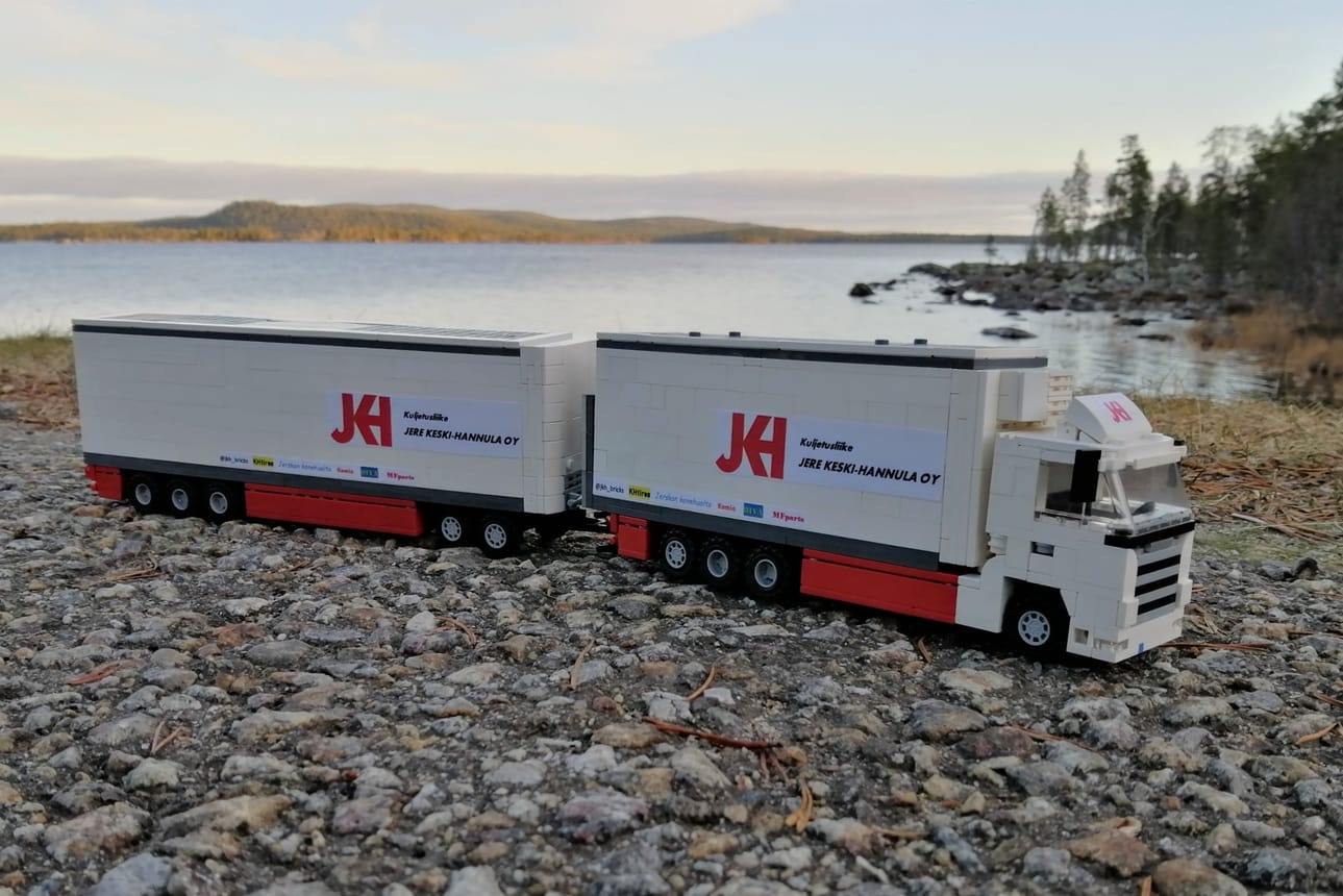 Parissa päivässä valmistuneeseen Scanian kuorma-autoon Keski-Hannula suunnitteli myös teippaukset, kuvitteellisen yrityksen logot sekä mainokset. Valokuvaus on keskeinen osa harrastusta.