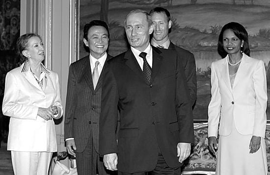 Ulkoministerit Margaret Beckett Britanniasta, Taro Aso Japanista, Peter Mackay Kanadasta ja Condoleezza Rice Yhdysvalloista tapasivat G8-ulkoministerikokouksen aluksi Venäjän presidentti Vladimir Putinin.