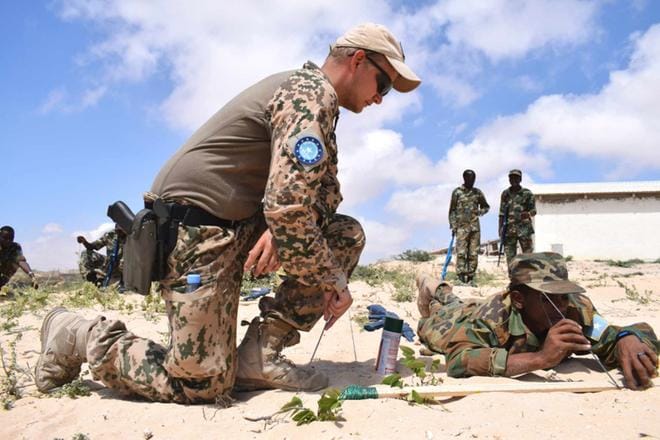 Euroopan unionin sotilaat kouluttavat Somalian asevoimia, jotta yhteiskunta pystyttäisiin vakauttamaan ja pakolaisten pyrkiminen Eurooppaan vähenisi. KUVA: EUTM Somalia