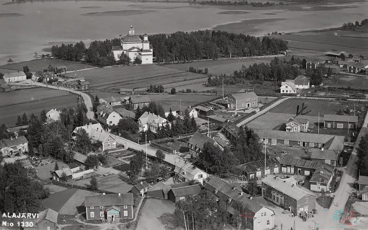 Alajärven "katukuvaa" kuvattuna postikorttiin 30-luvulla.
