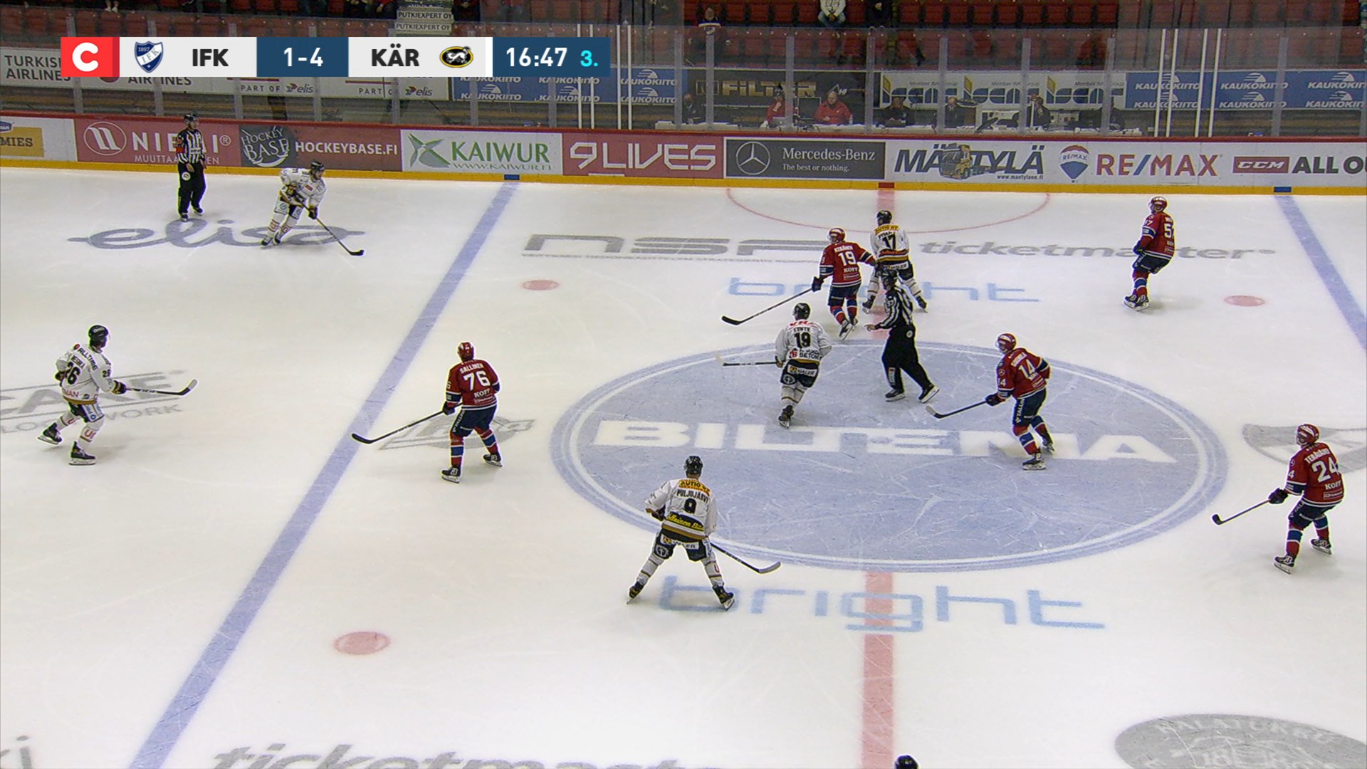 Mika Pyörälä iskee kiekon verkkoon