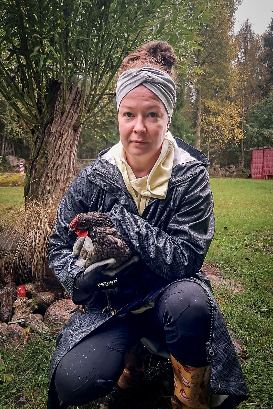 Jenni Salmen kana ei jäänyt petolinnun saaliiksi, sillä ihmiset ehtivät paikalle.