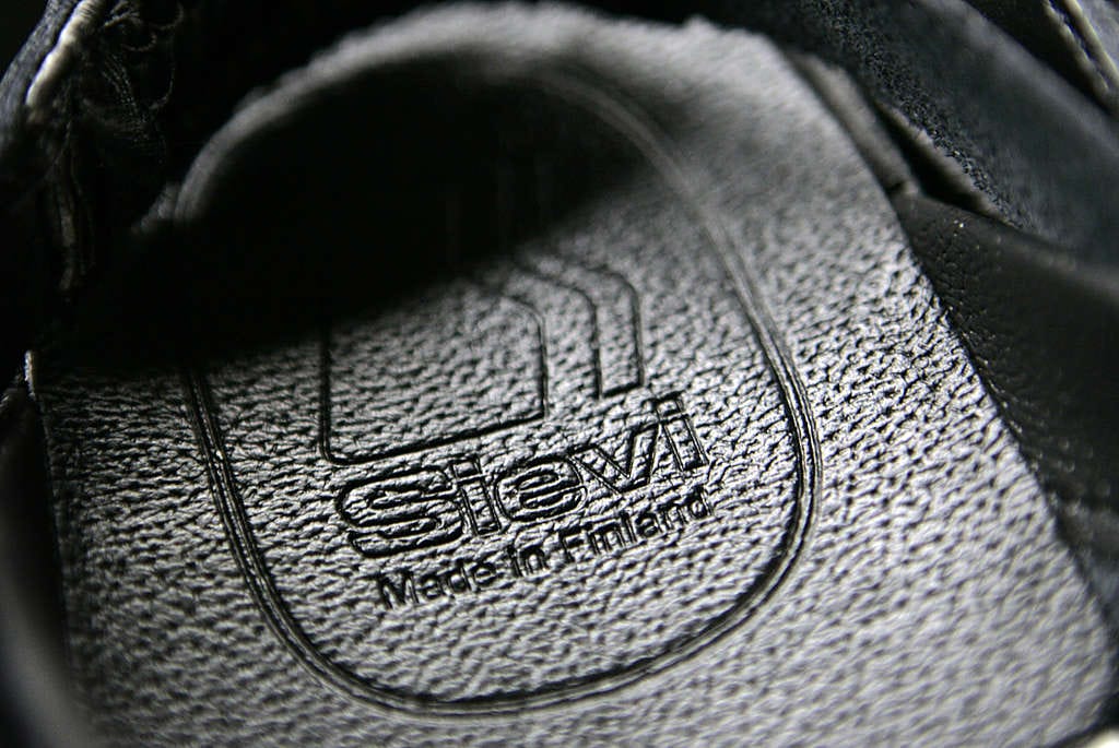 Jalkineyhtiön koko tuotanto on Suomessa. Tehtaat löytyvät Sievistä ja Oulaisista.