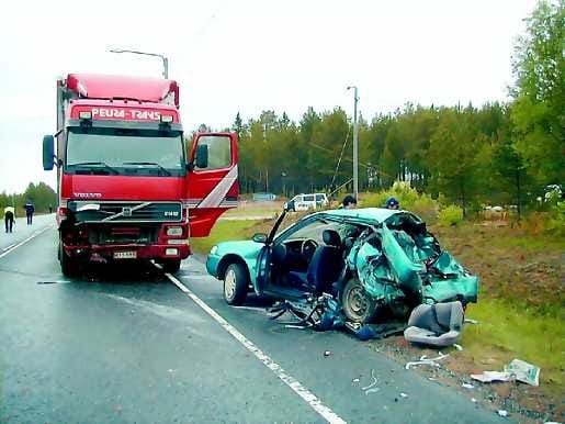 Rekka-auton ja henkilöauton kolarissa kuoli kaksivuotias poika.