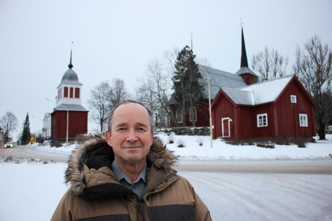 Paikallishistoria viehättää Raimo Varpulaa, jonka mielestä toiset jättävät sukupolvien vaihtuessa kättensä jäljet ja toiset eivät. Hänestä esimerkiksi Ulrika Eleonoran kirkko osoittaa, että elettiinpä Kristiinassa ennenkin. KUVA: TAUNO RIIHILUOMA