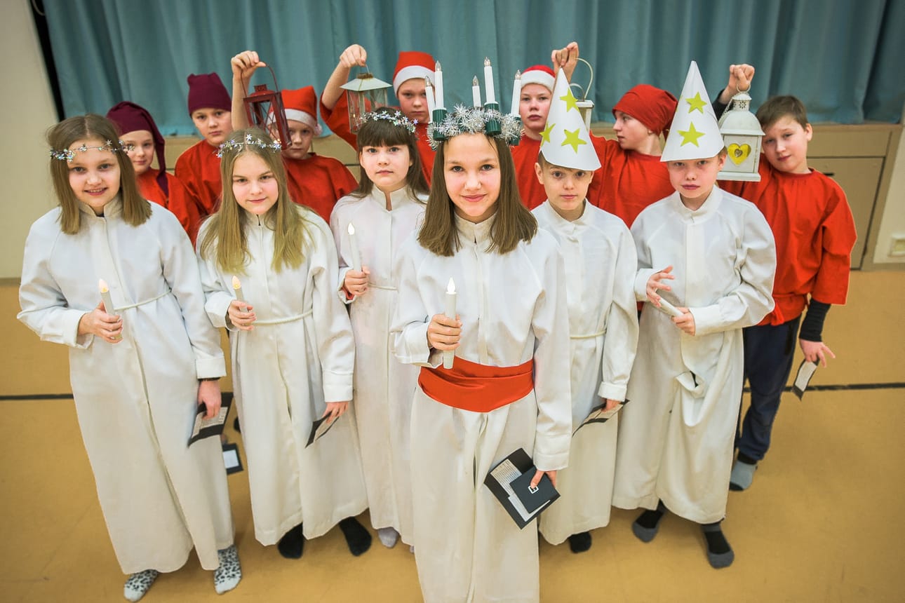Juuli Jaakkola (keskellä) oli Tolpanniemen Lucia-neito.