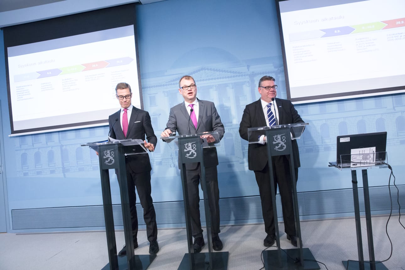 Valtiovarainministeri Alexander Stubb (vasemmalla), pääministeri Juha Sipilä ja ulkoministeri Timo Soini kertoivat hallituksen kilpailukykyä korjaavista toimista tiistaina.