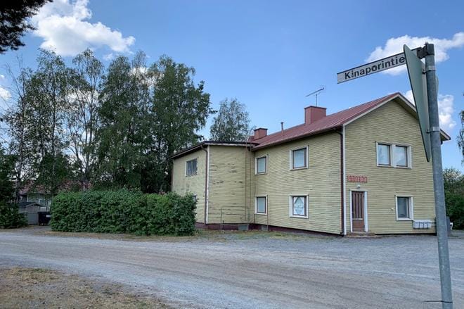 Kuvassa Keskuskadulta alkava Kinaporintie sekä rakennus, jossa on toiminut aikoinaan esimerkiksi huonekalukauppa ja väriliike. KUVA: VILJA VAINIO
