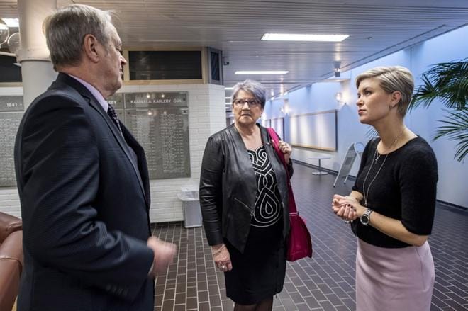 Pohjanmaan kokoomus kokoontui piirikokouksessa Kokkolassa. Mauno Paunikallio Karijoelta, Taija Hakola Kauhajoelta ja Susanna Koski Vaasasta kävivät keskustelua päivän puheenaiheista. Kuva: Clas-Olav Slotte