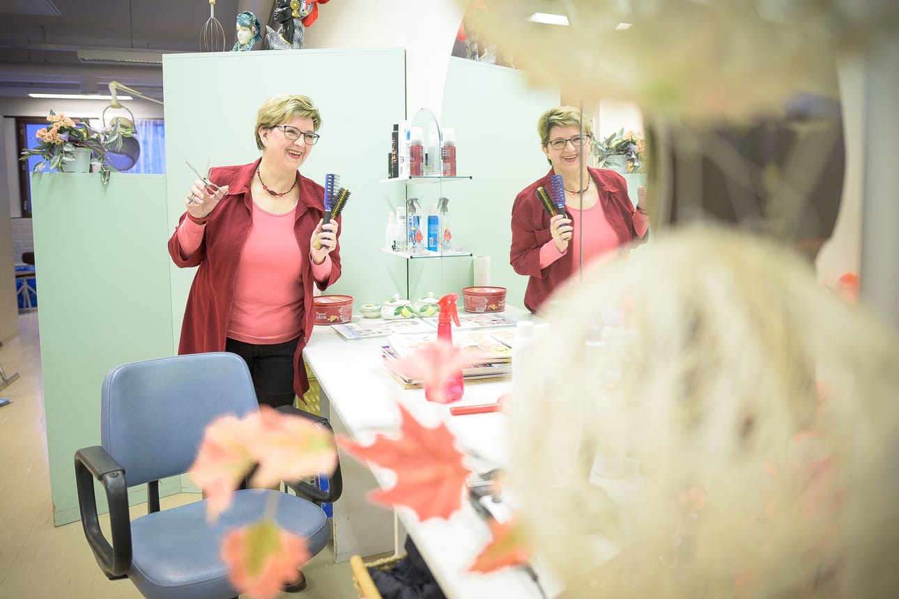 47 vuotta alan töitä tehnyt parturi-kampaaja Hannele Karvonen on ehtinyt muotoilla, sävyttää, kihartaa ja hoitaa yhden jos toisenkin asiakkaan hiukset.