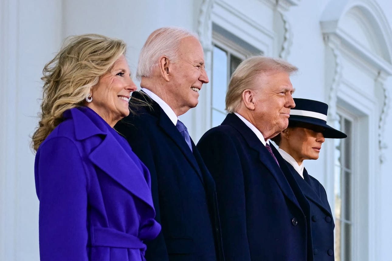 Yhdysvaltain väistyvä presidentti Joe Biden ja rouva Jill Biden poseerasivat yhdessä uuden presidentin Donald Trumpin ja rouva Melania Trumpin kanssa. LEHTIKUVA / AFP