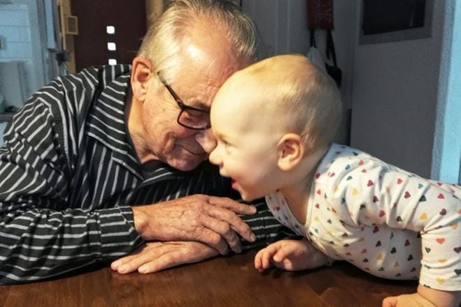 Niemelän suvun vanhimman ja nuorimman otsatervehdyksestä on tullut heidän keskinäinen tapansa, jota nykyään 2,5 -vuotias Ennikin osaa jo odottaa. KUVA: ESA NIEMELÄ