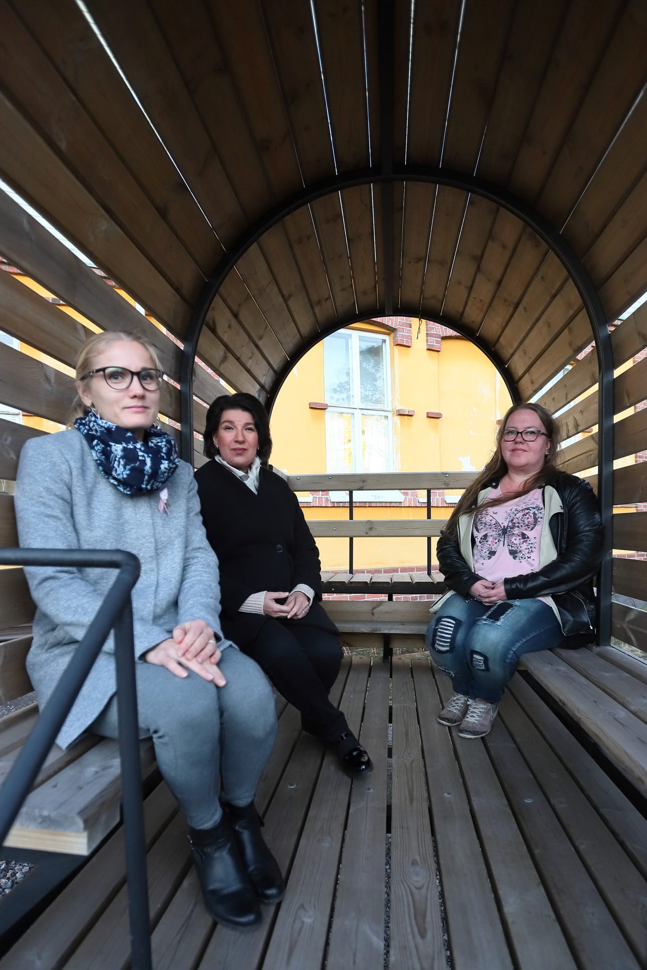 Verkosto-ohjaaja Liisa Jurmu, Verkosto-koordinaattoriTerttu Piippo ja Arjen turvaa- koordinaattori Katja Yli-Hukka tuovat Raaheen toimintamallia, joka kokoaa yhteistyöhön järjestöt, yhteisöt ja yritykset nuorten kanssa.