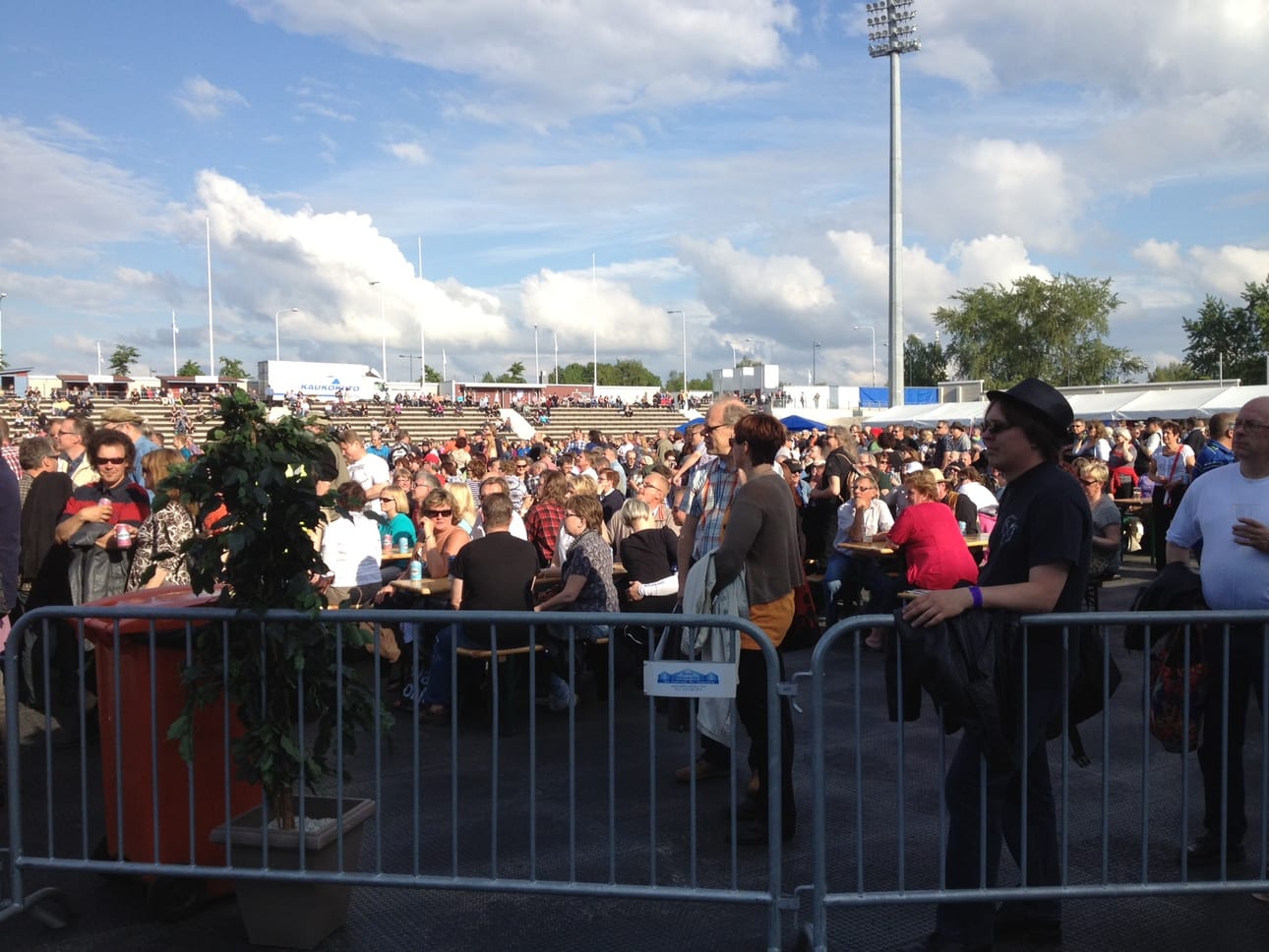 Raatin konserttiin saapui väkeä tasaisena virtana lauantaina alkuillasta.