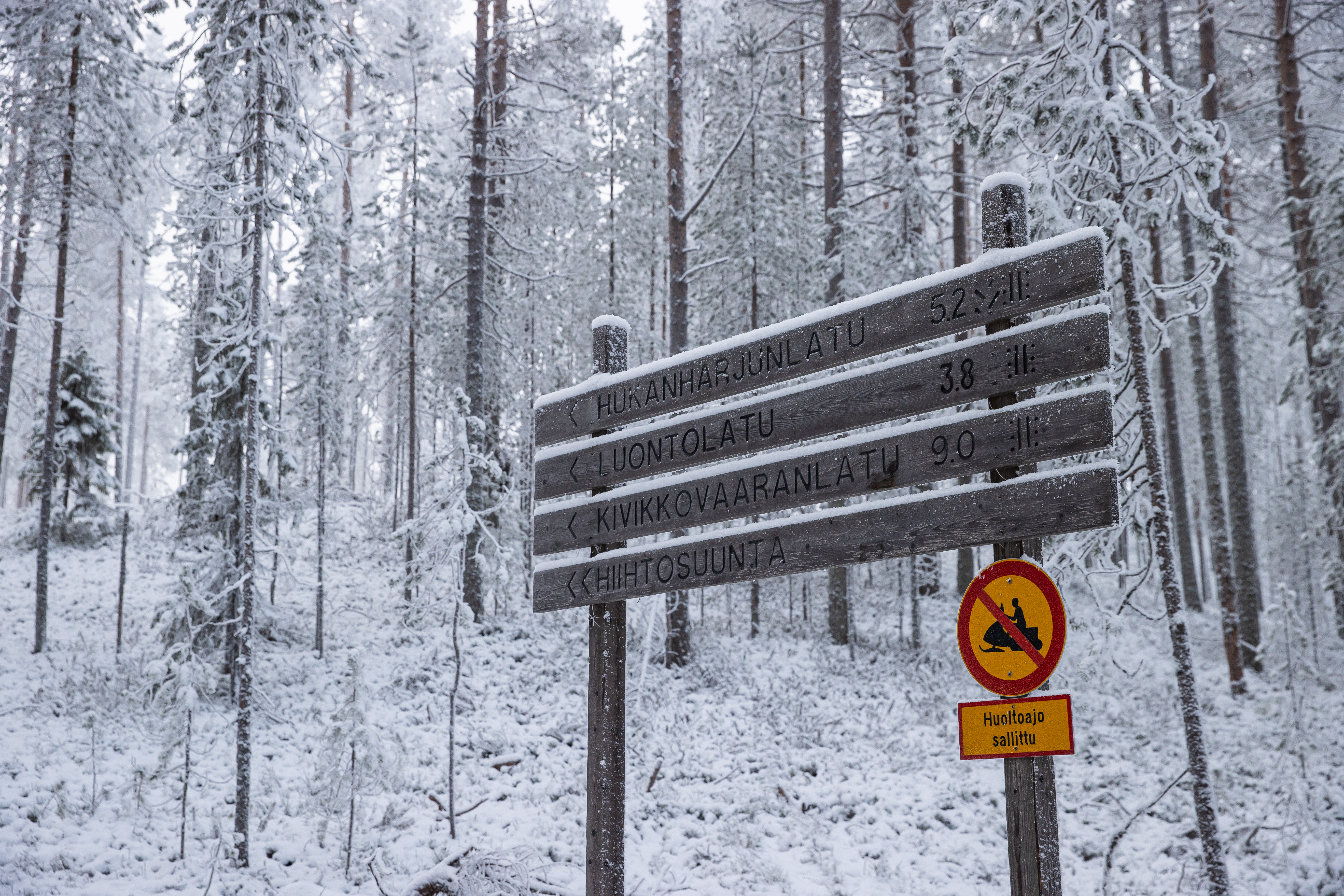 Alueella on edelleen myös vanhempia opastekylttejä.