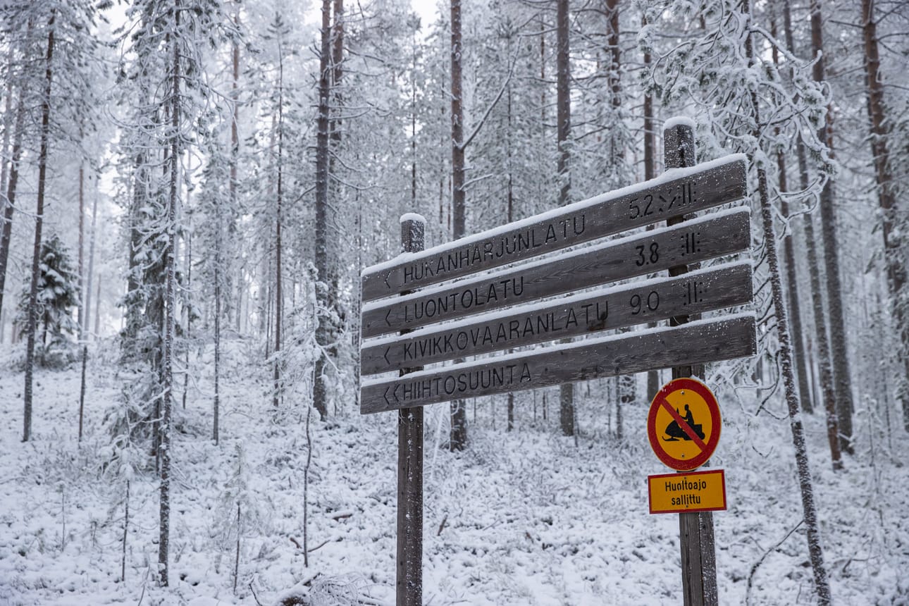 Alueella on edelleen myös vanhempia opastekylttejä.