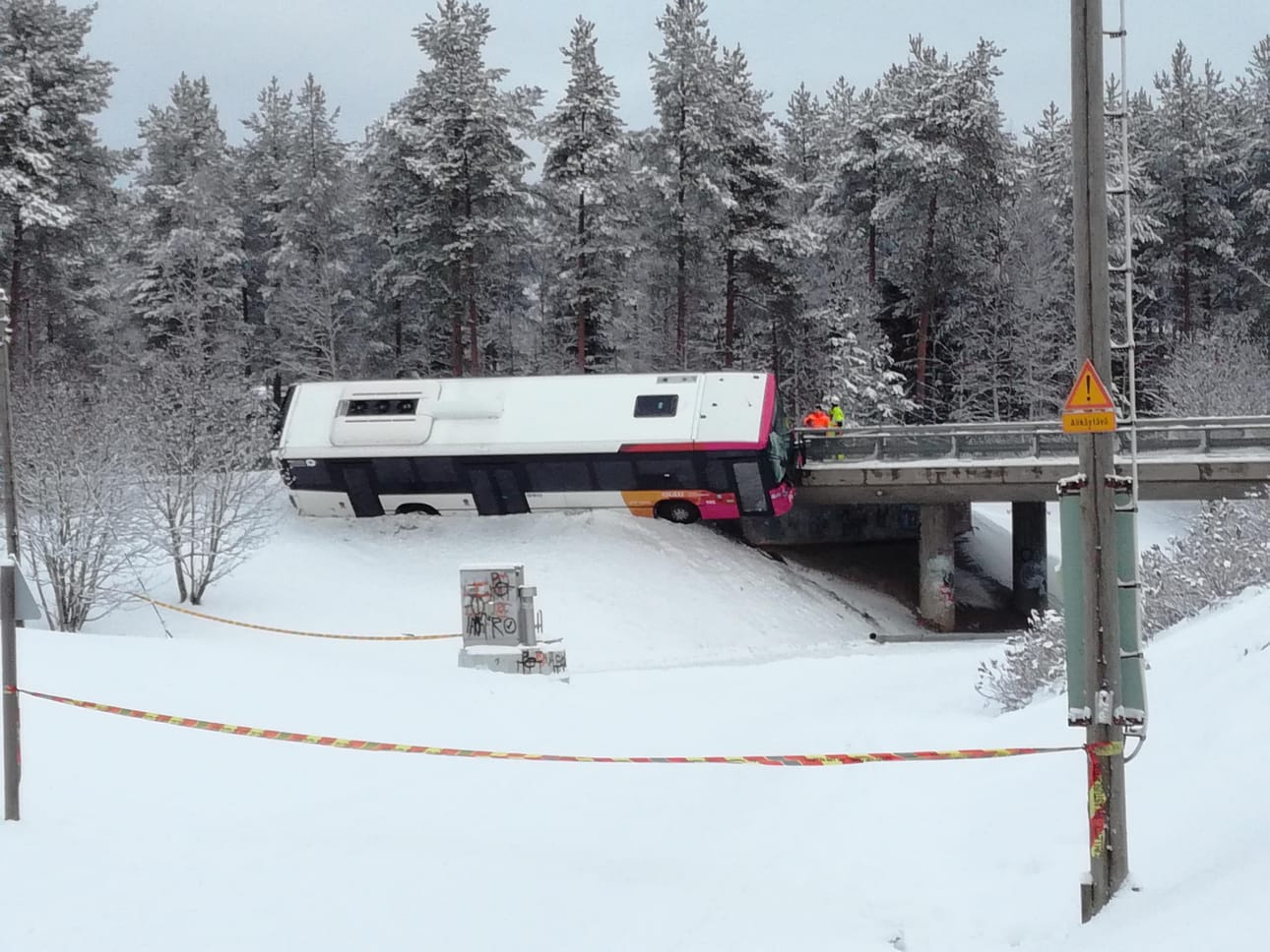 Linja-auto ajautui ulos tieltä Oulussa.
