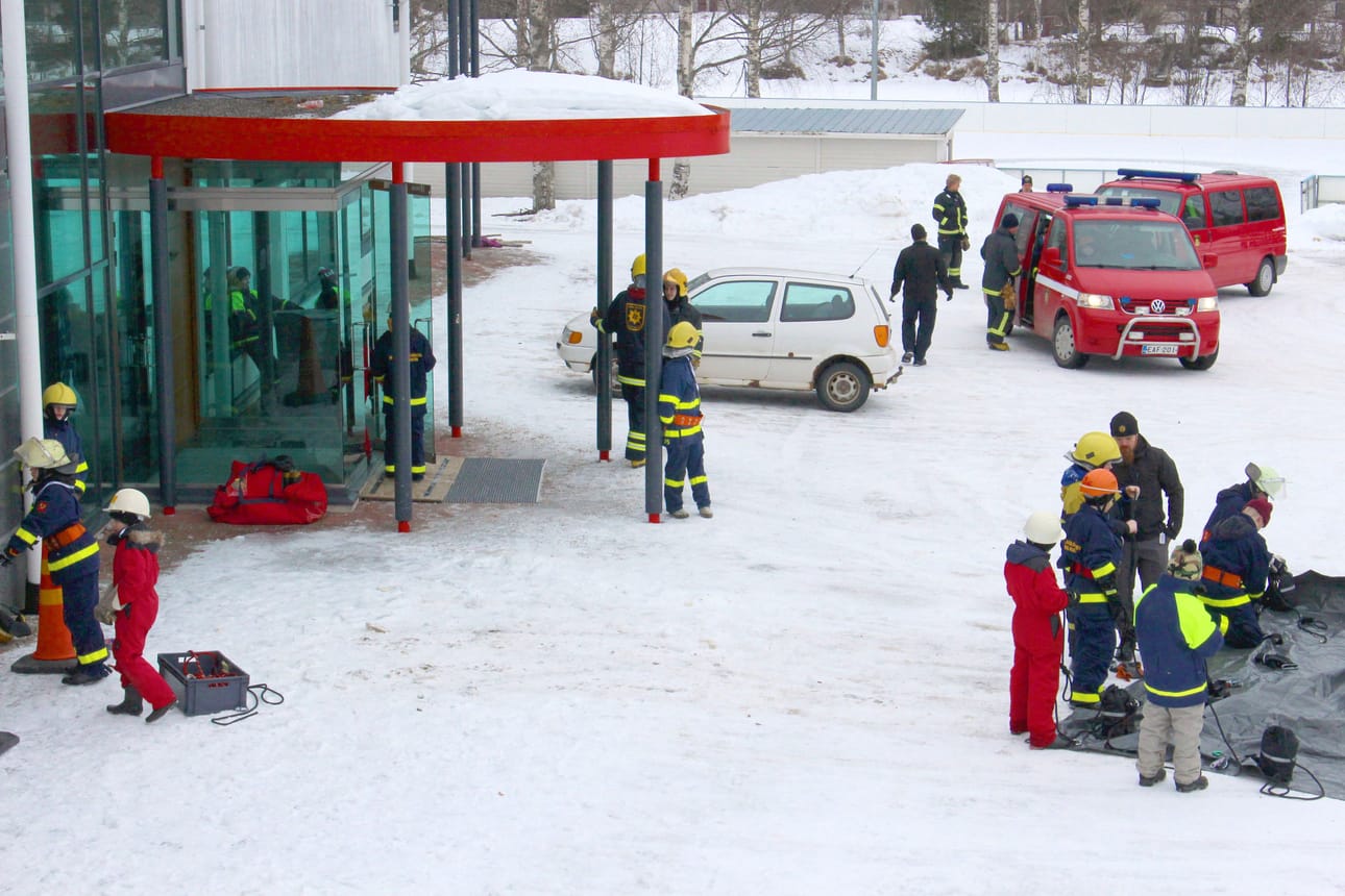 Leiri toi vilskettä Rantsilan kyläkuvaan. Kaksi toimintarastia oli liikuntahallin pihassa.