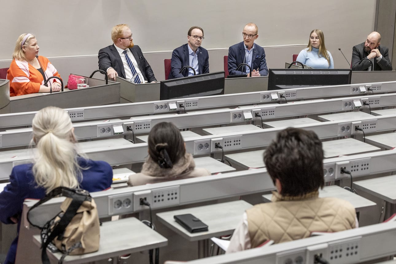 Lapin yliopistolla järjestettyyn paneelikeskusteluun osallistuivat Satu Miettinen, Joonas Hänninen, Antti Syväjärvi, Kari Salmela, Inari Turkia ja Mika Riipi. Panelistit olivat yhtä mieltä siitä, että asuntopulan ratkaisemiseen tarvitaan eri toimijoiden yhteistyötä, jota on jo syntynyt.