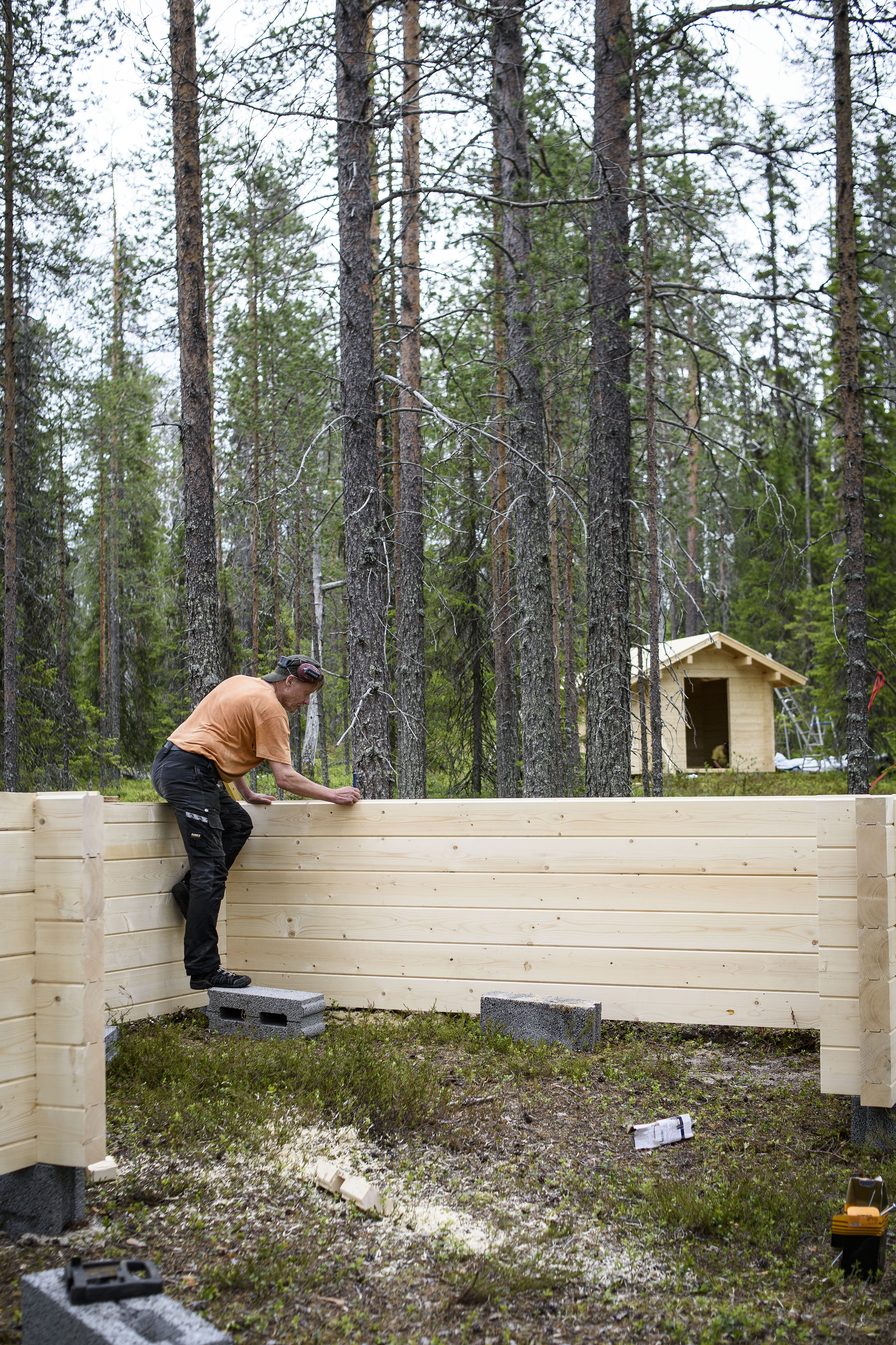 Salmijärvelle nouseva puolikota ja puuliiteri hohtavat vielä uututtaan.