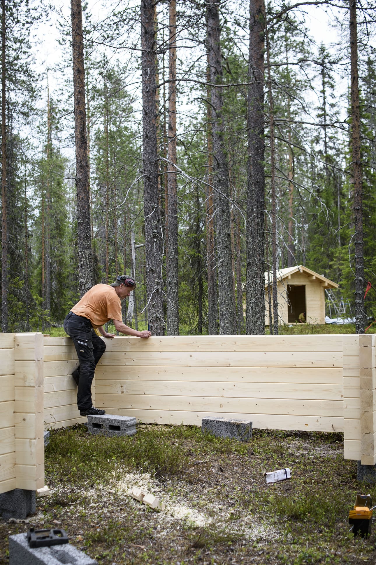 Salmijärvelle nouseva puolikota ja puuliiteri hohtavat vielä uututtaan.