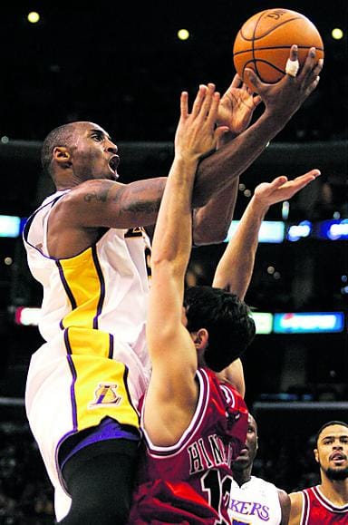 Kobe Bryant nakutteli Dallas Mavericksia vastaan 62 pistettä. Tässä arkistokuvassa vastustajana on kuitenkin Chicago Bulls.