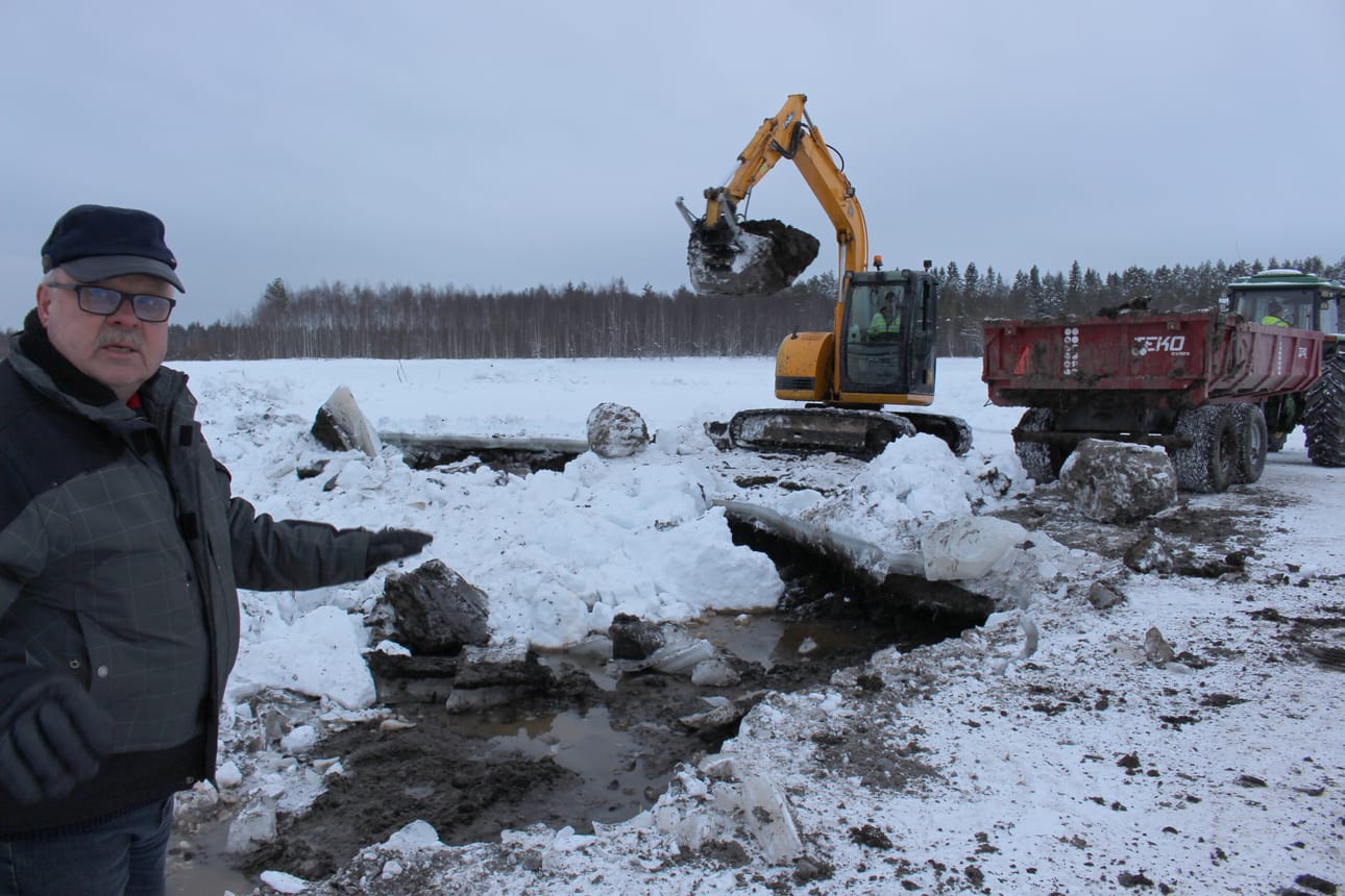 Mankilan kalaveden osakaskunnan puheenjohtaja Alpo Konola kertoo, kuinka sedimenttejä järvestä poistaen tehdään syvänteitä. Kaivutöissä jäällä on Jukka Tolonen Mankilasta. Saarikoskiset Petri ja Sami Vähäkangas ajavat maat kuivalle maalle tehdyille läjitysaluille.