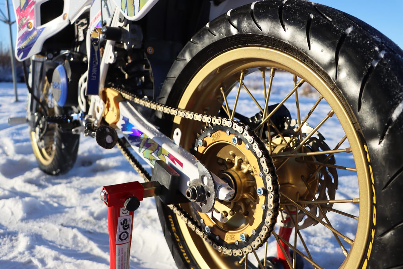 Aatos Roschier-Holmberg tuunasi Yamaha DT 125 x:nsä, eli "detsinsä" hienoksi ennen MP-messuja. Näillä keleillä kevari, tai nuorisotermein piikki, on lähinnä silmänruokaa. Ajettu sillä on viimeksi joulukuussa.