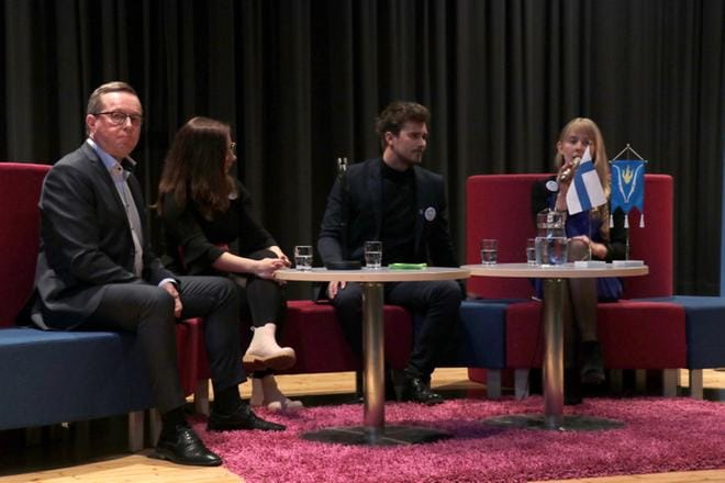 Työ- ja elinkeinoministeri Mika Lintilä, Etelä-Pohjanmaan Yrittäjien varapuheenjohtaja Kati Pasto, Vimpelin kunnanjohtaja Sami Gustafsson ja Vimpelin Yrittäjien puheenjohtaja Susanna Korkiatupa keskustelivat Vimpelissä muun muassa alueiden veto- ja pitovoimasta. KUVA: HANNU PUROLA