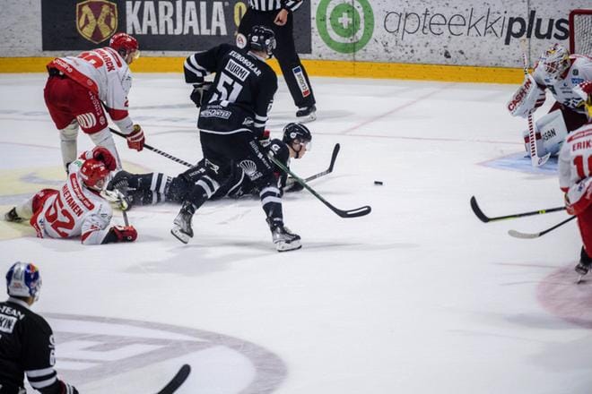 Valtteri Hietanen kaatoi läpiajossa olleen Juuso Pärssisen, mutta juhlaotteluaan pelannut Niko Hovinen torjui tilanteesta tuomitun rankkarin. KUVA: JORI LIIMATAINEN