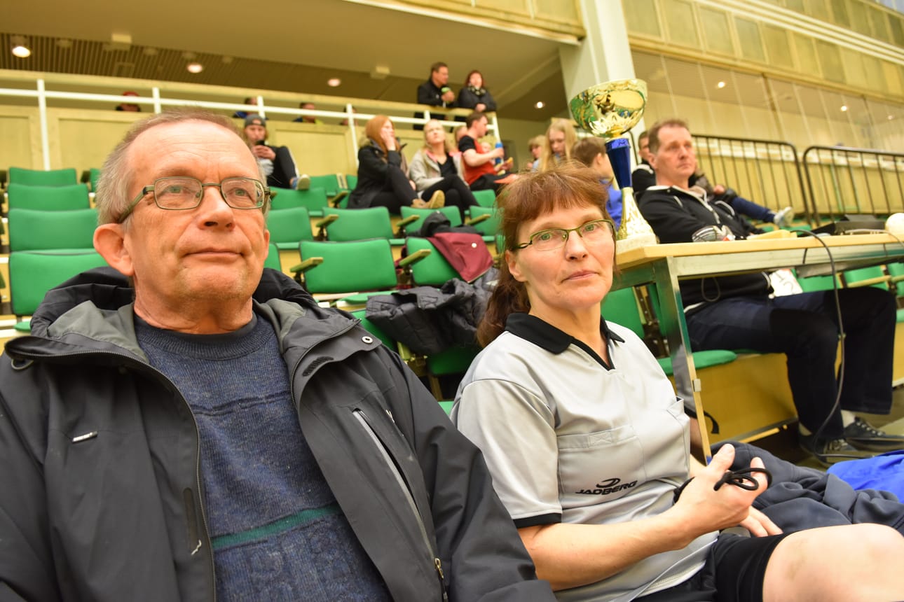 Reino Moilanen ja Hannele Karvonen olivat järjestämässä perinteeksi muodostunutta äitienpäivän salibandyturnausta.